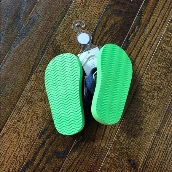 NWT Carter’s 3/4 size Green/Navy Blue Toddler Boys Flip Flops - Picture 4 of 4